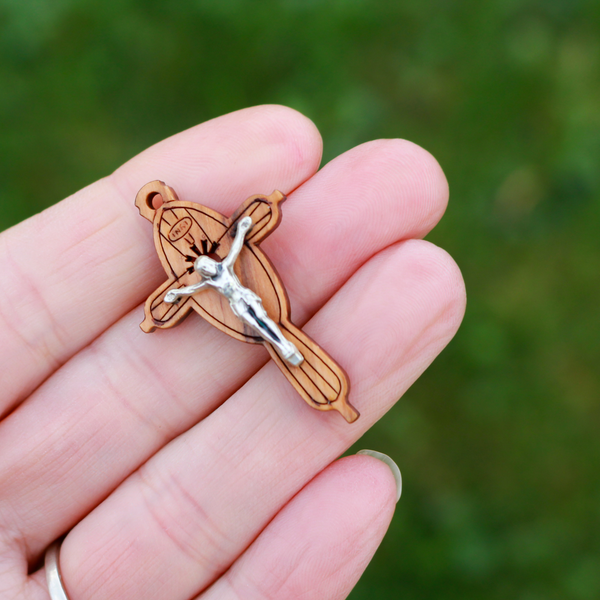 Beautiful handmade crucifix, made in Italy. The cross is made of genuine olive wood and the body of Christ is a zamac base alloy with genuine oxidized silver-platin
