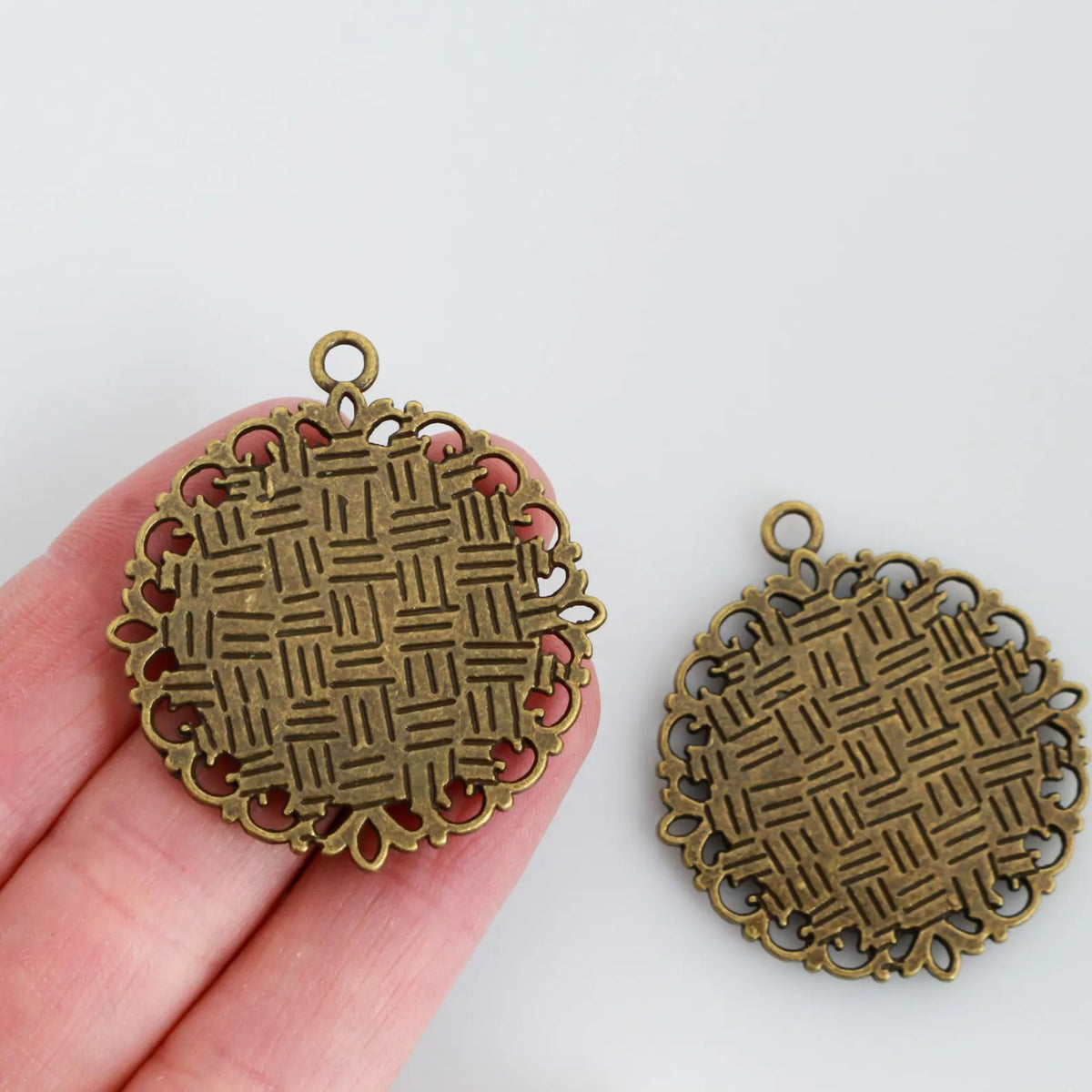 Bronze Bezel Pendant 25mm Tray - Round Cabochon Setting Ornate Filigree Border, 5pcs