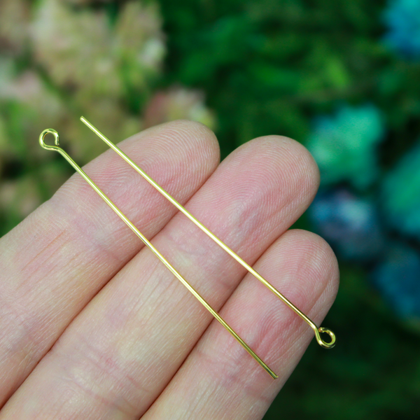 Brass eye pins with a shiny gold plating. They are 50mm long and 0.7mm thick (21 gauge)