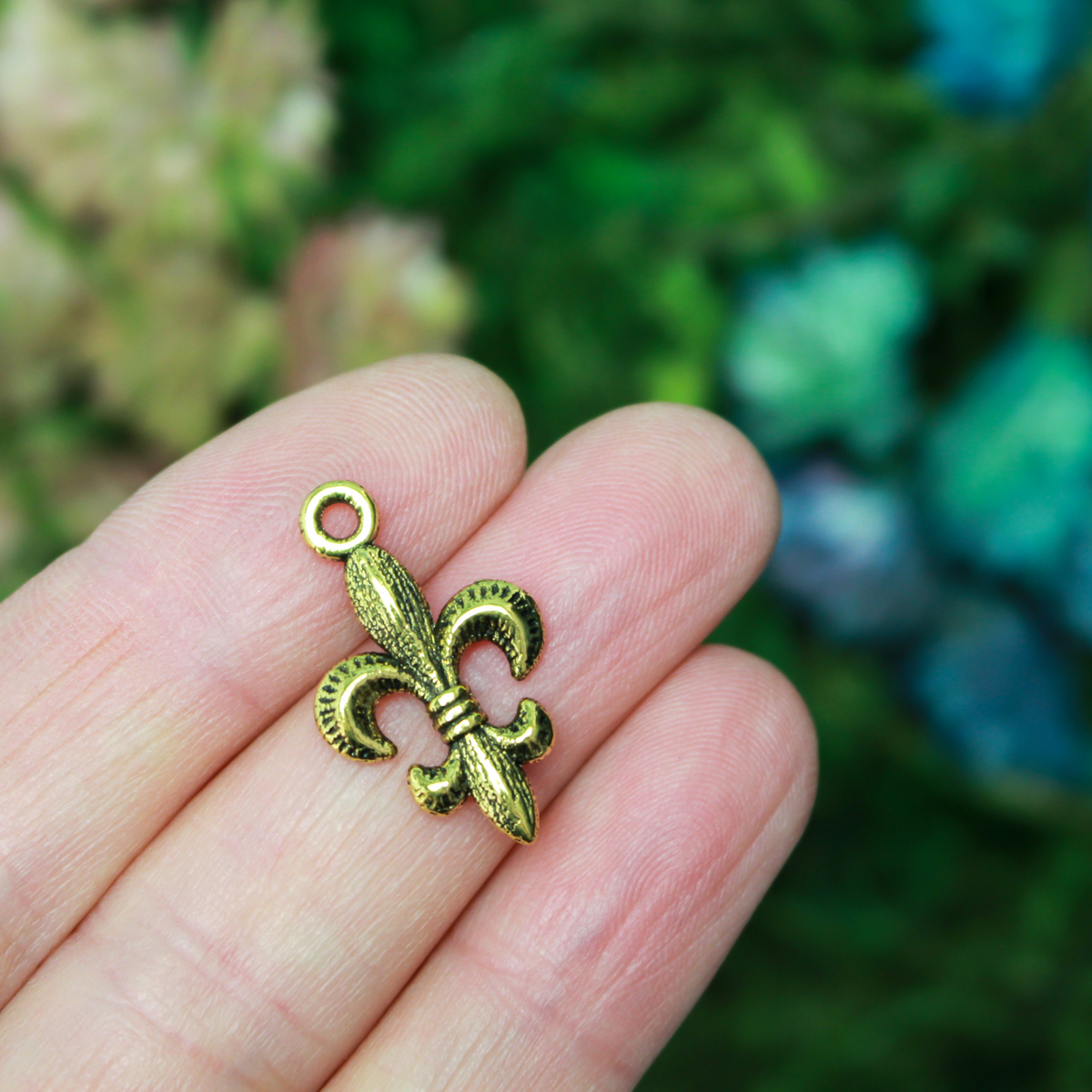 Antiqued gold tone fleur de lis charm, 24mm long