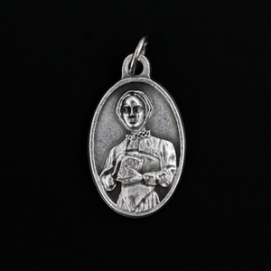 Saint Margaret Clitherow medal that depicts the saint on the front and is marked "Pray For Us" on the back