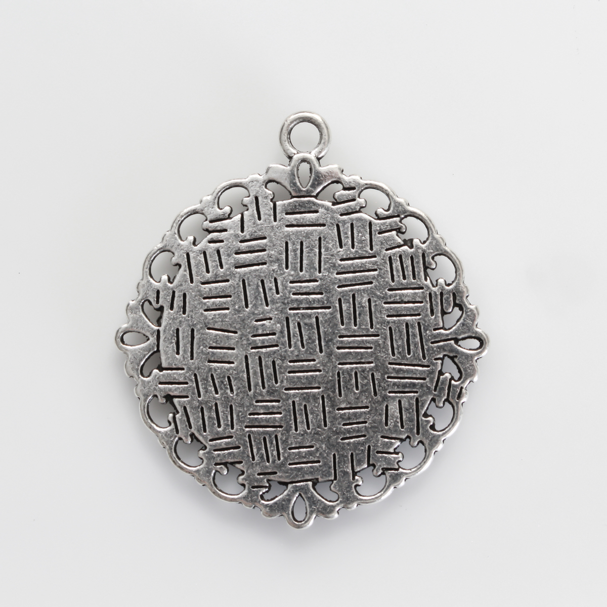 Zinc alloy round bezel with an ornate filigree border. The tray size on this bezel is 25mm
