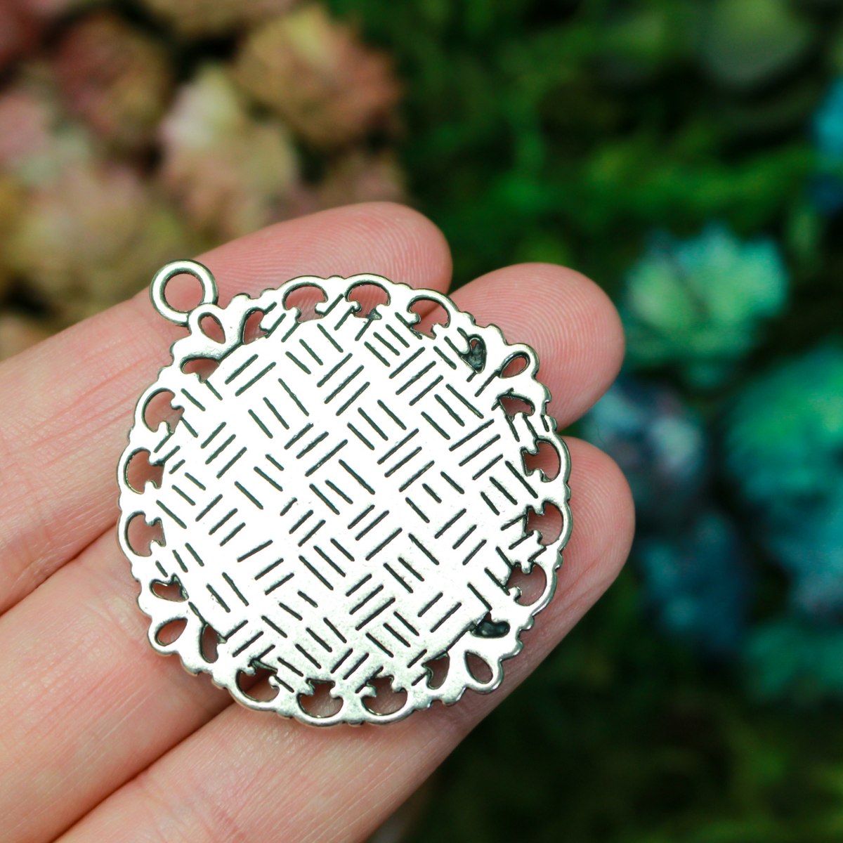 Zinc alloy round bezel with an ornate filigree border. The tray size on this bezel is 25mm