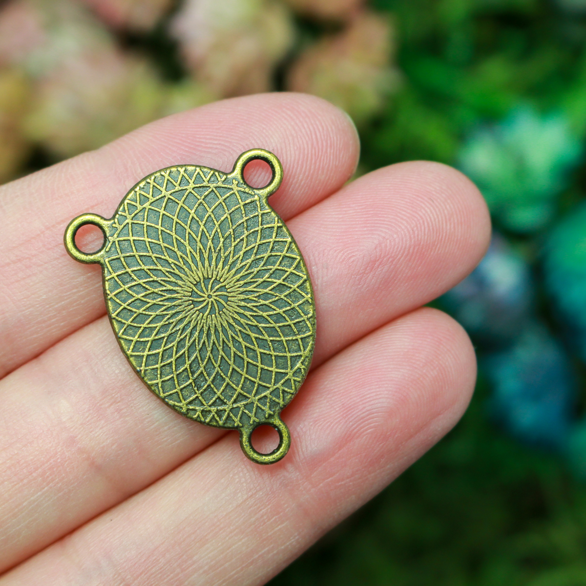 Flat oval rosary centerpiece cabochon setting in an antiqued bronze tone color. This is a plain edge bezel cup with a 25mm x 18mm tray.