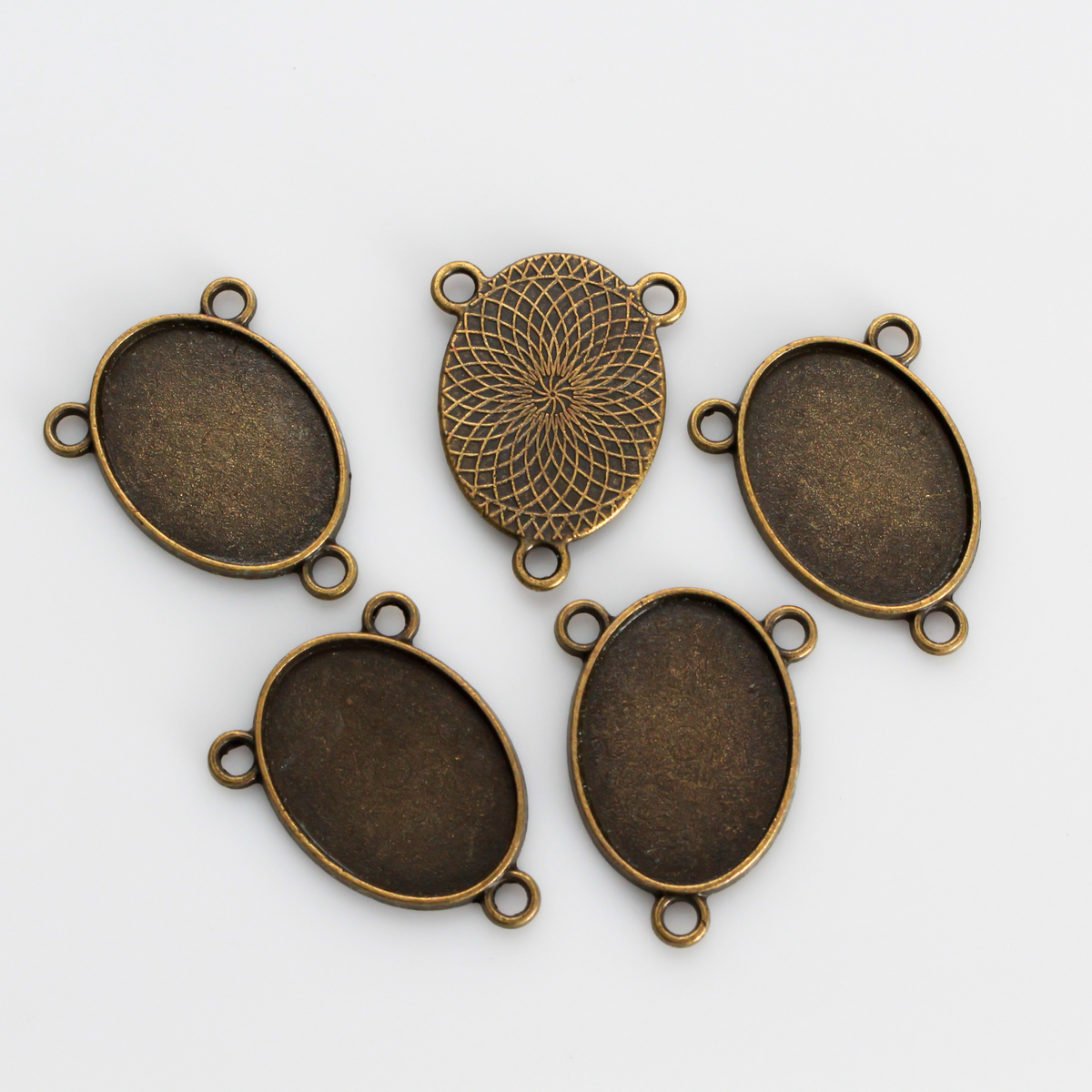 Flat oval rosary centerpiece cabochon setting in an antiqued bronze tone color. This is a plain edge bezel cup with a 25mm x 18mm tray.