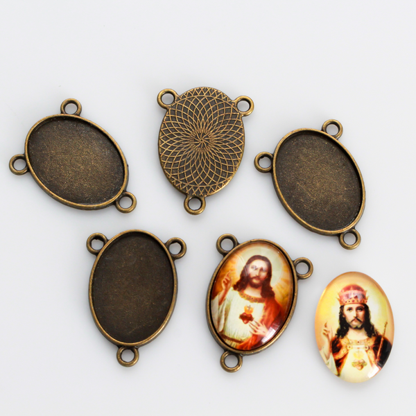 Flat oval rosary centerpiece cabochon setting in an antiqued bronze tone color. This is a plain edge bezel cup with a 25mm x 18mm tray.