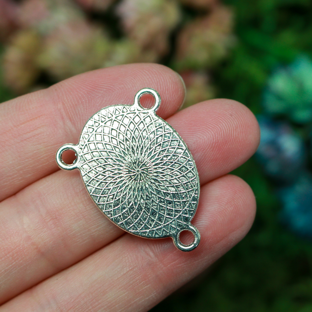 Flat oval rosary centerpiece cabochon setting in an antiqued silver tone color. This is a plain edge bezel cup with a 25mm x 18mm tray