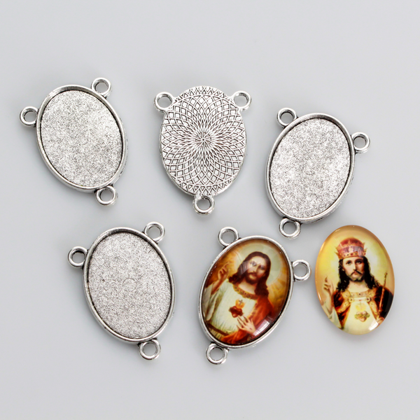 Flat oval rosary centerpiece cabochon setting in an antiqued silver tone color. This is a plain edge bezel cup with a 25mm x 18mm tray