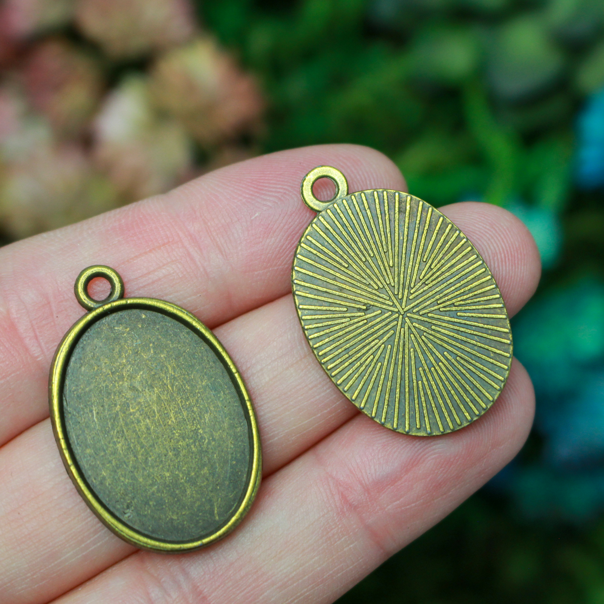 Flat oval pendant cabochon setting in an antiqued bronze tone color. This is a plain edge bezel cup with a 25mm x 18mm tray.