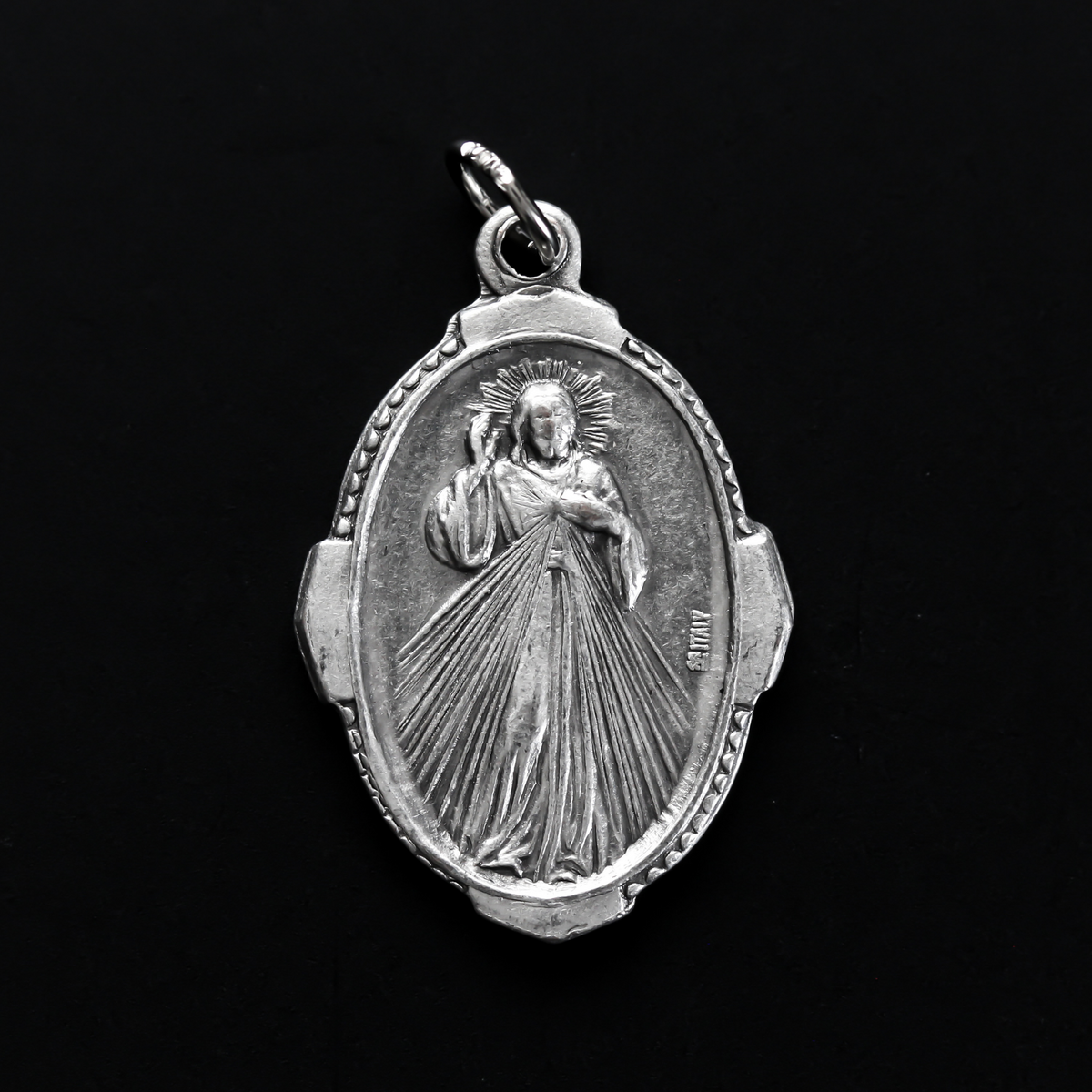 Divine Mercy deluxe ornate medal with an image of Jesus on the front and the words "Jesus, I Trust in you!" on the back