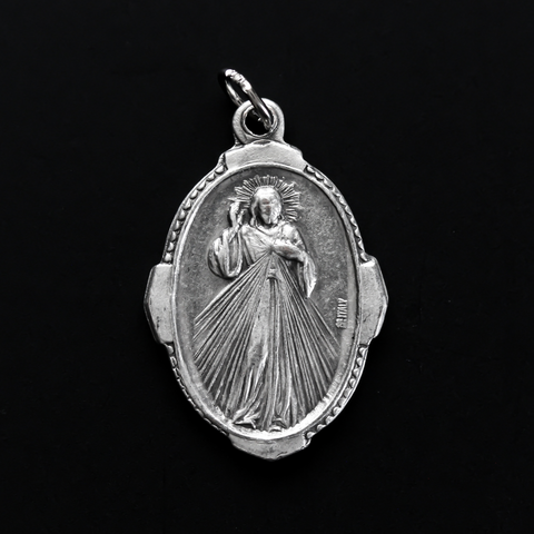 Divine Mercy deluxe ornate medal with an image of Jesus on the front and the words "Jesus, I Trust in you!" on the back
