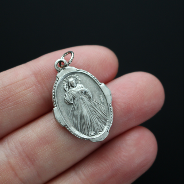 Divine Mercy deluxe ornate medal with an image of Jesus on the front and the words "Jesus, I Trust in you!" on the back