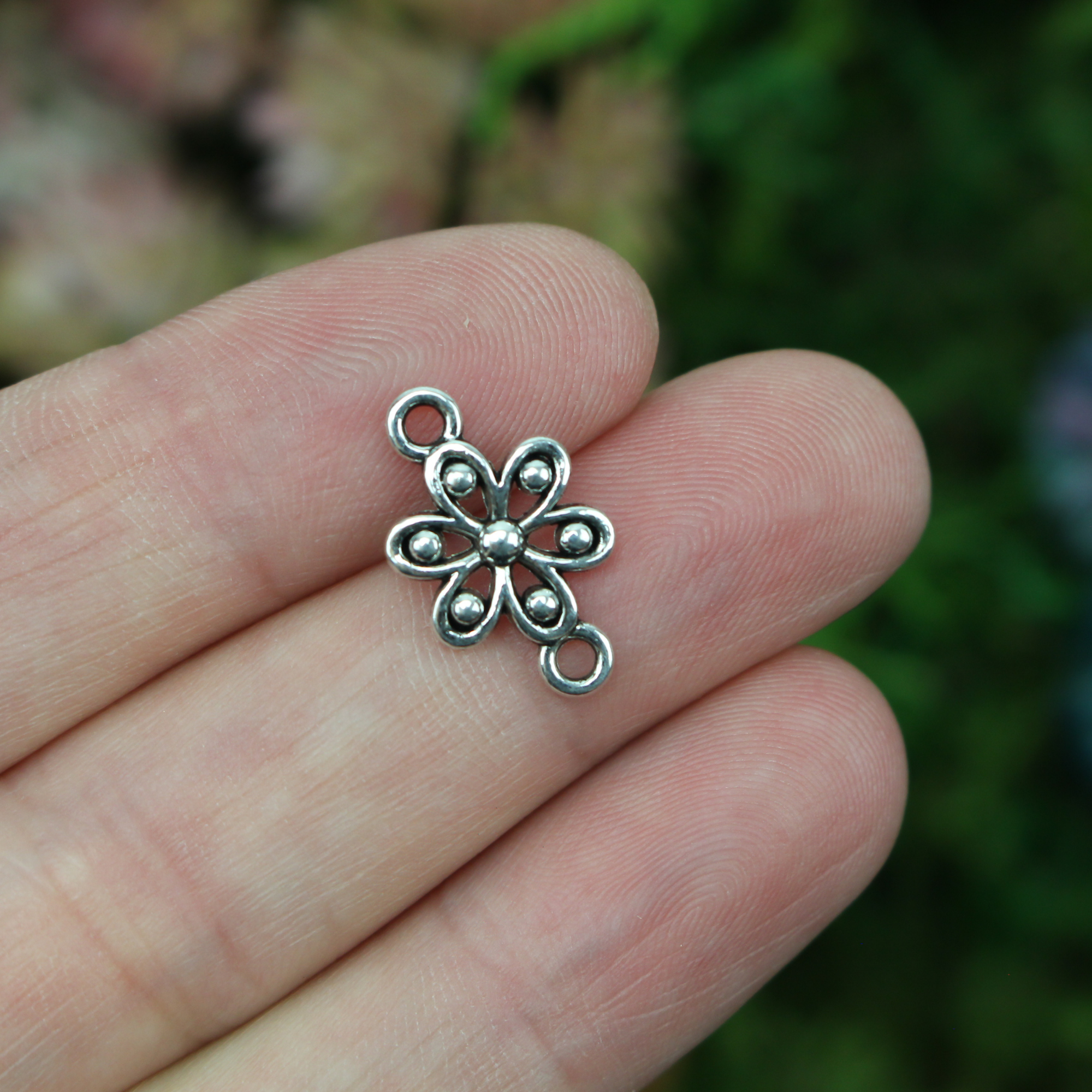 Daisy flower connector links in an antique silver tone color, 17mm long