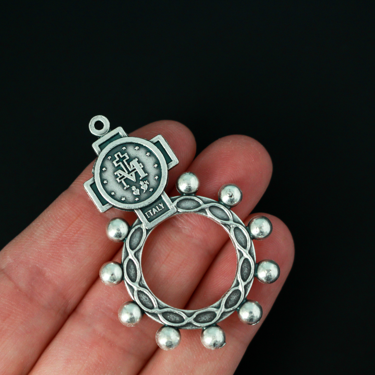 One decade rosary that features the Miraculous Medal in the cross