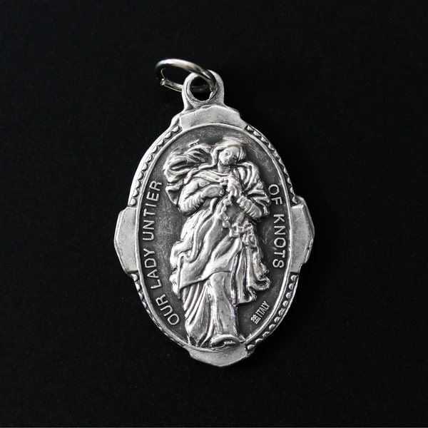 Mary Untier of Knots deluxe ornate medal. The front depicts Our Lady and the reverse side is marked "Pray For Us".
