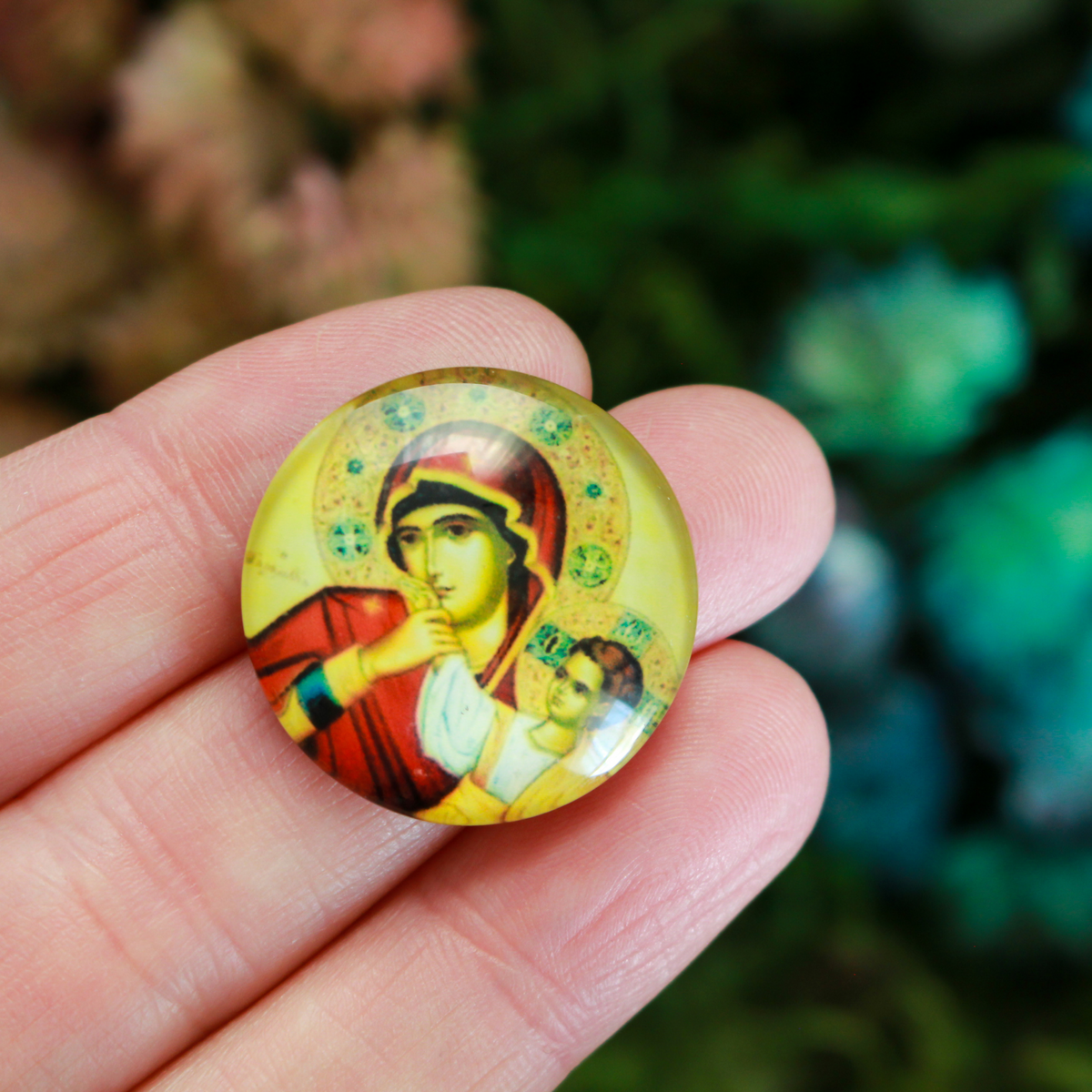 25mm Round glass cabochon depicting the Virgin Mary with child Jesus. These will fit cabochon settings with a 25mm tray