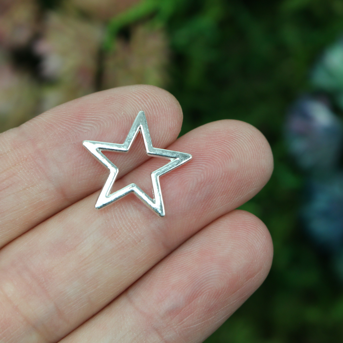 Hollow star connector links, 17mm sold in packs of 20 pieces