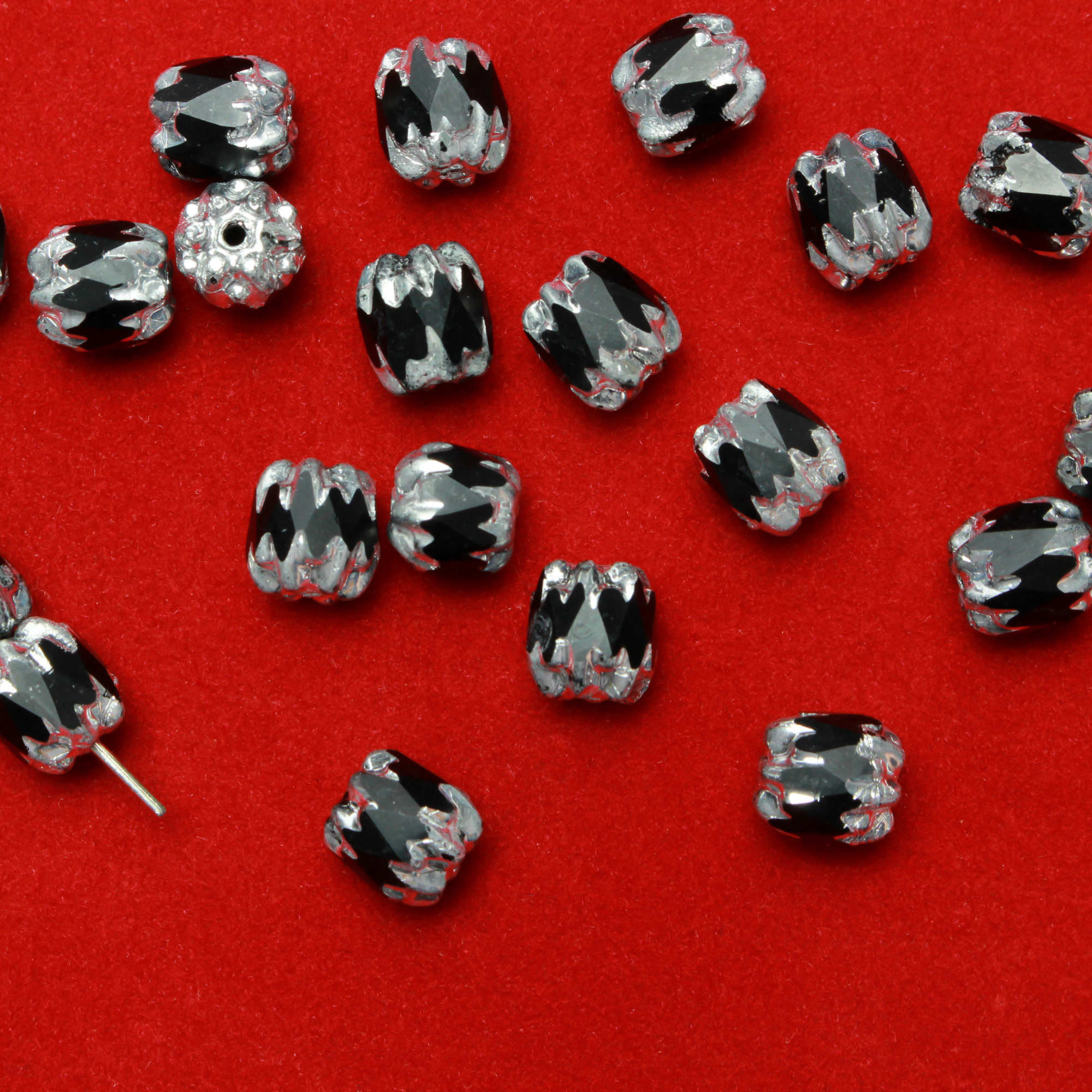 Cathedral shape beads that are faceted. The top and the bottom of the bead are a patterned glass with a silver coating. Made in the Czech Republic. Sold in sets of 20 beads