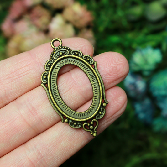 Ornate oval antiqued bronze bezel with an open back, the tray fits 25mm x 18mm cabochons.