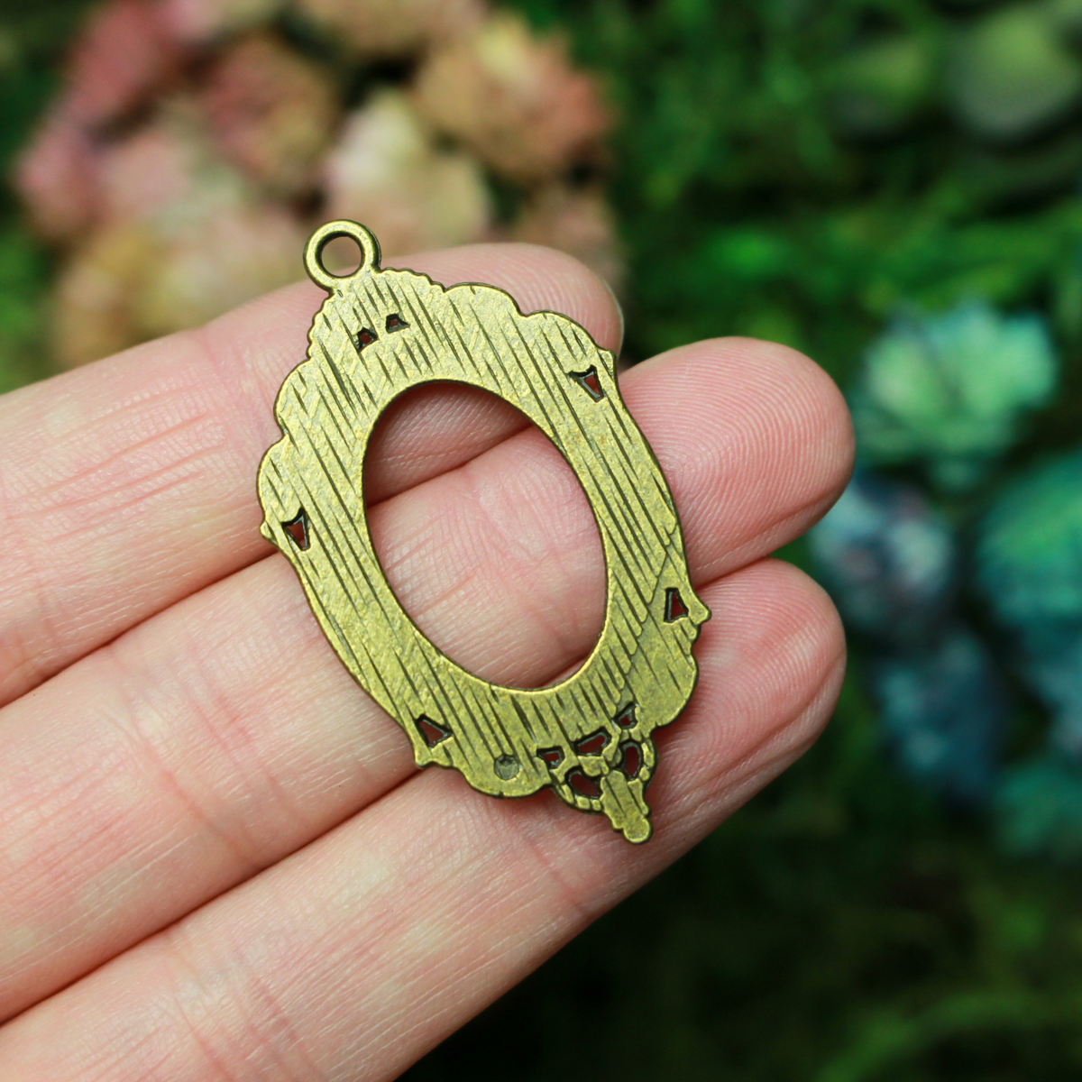 Ornate oval antiqued bronze bezel with an open back, the tray fits 25mm x 18mm cabochons.