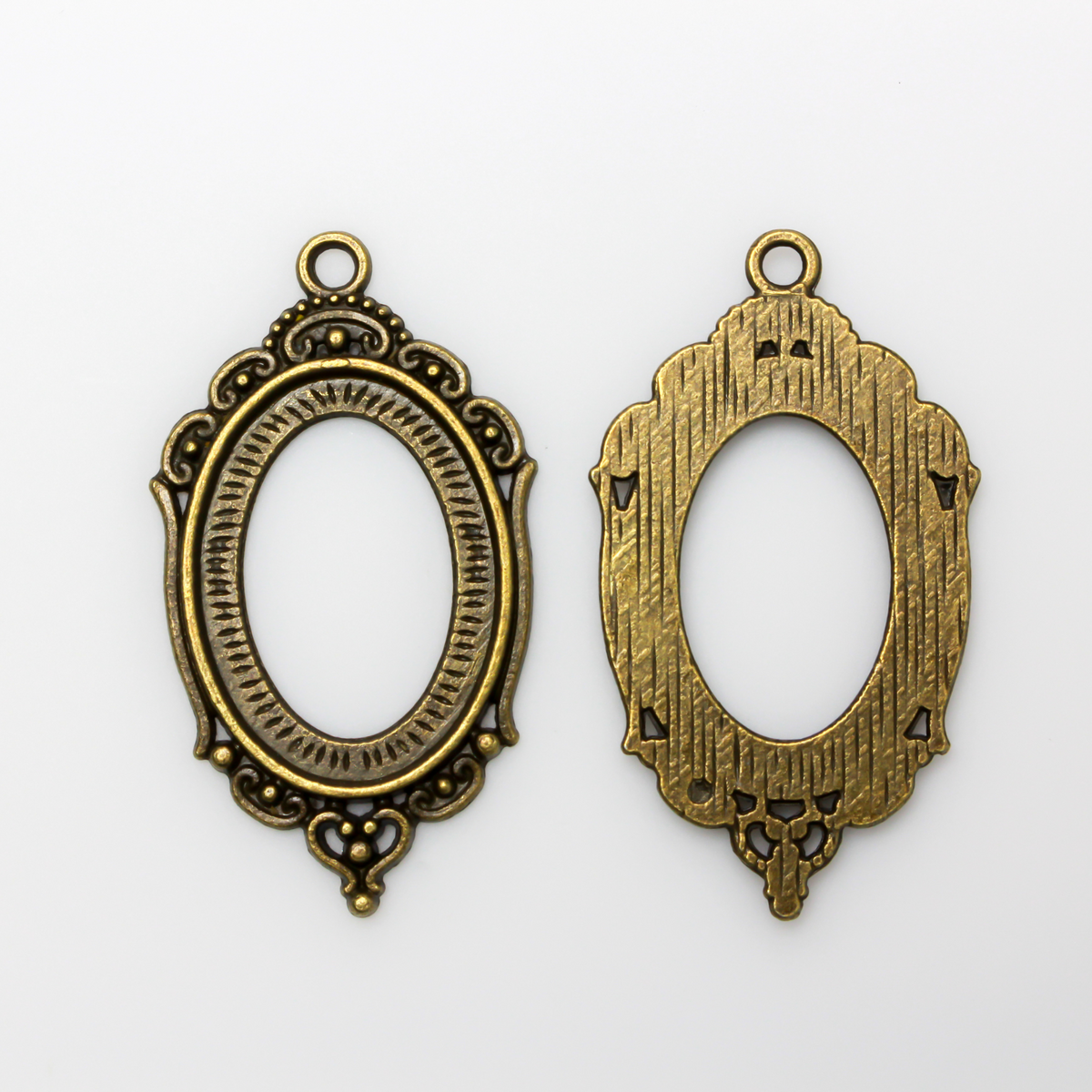 Ornate oval antiqued bronze bezel with an open back, the tray fits 25mm x 18mm cabochons.