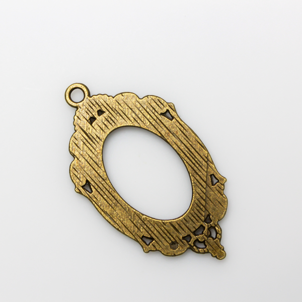 Ornate oval antiqued bronze bezel with an open back, the tray fits 25mm x 18mm cabochons.