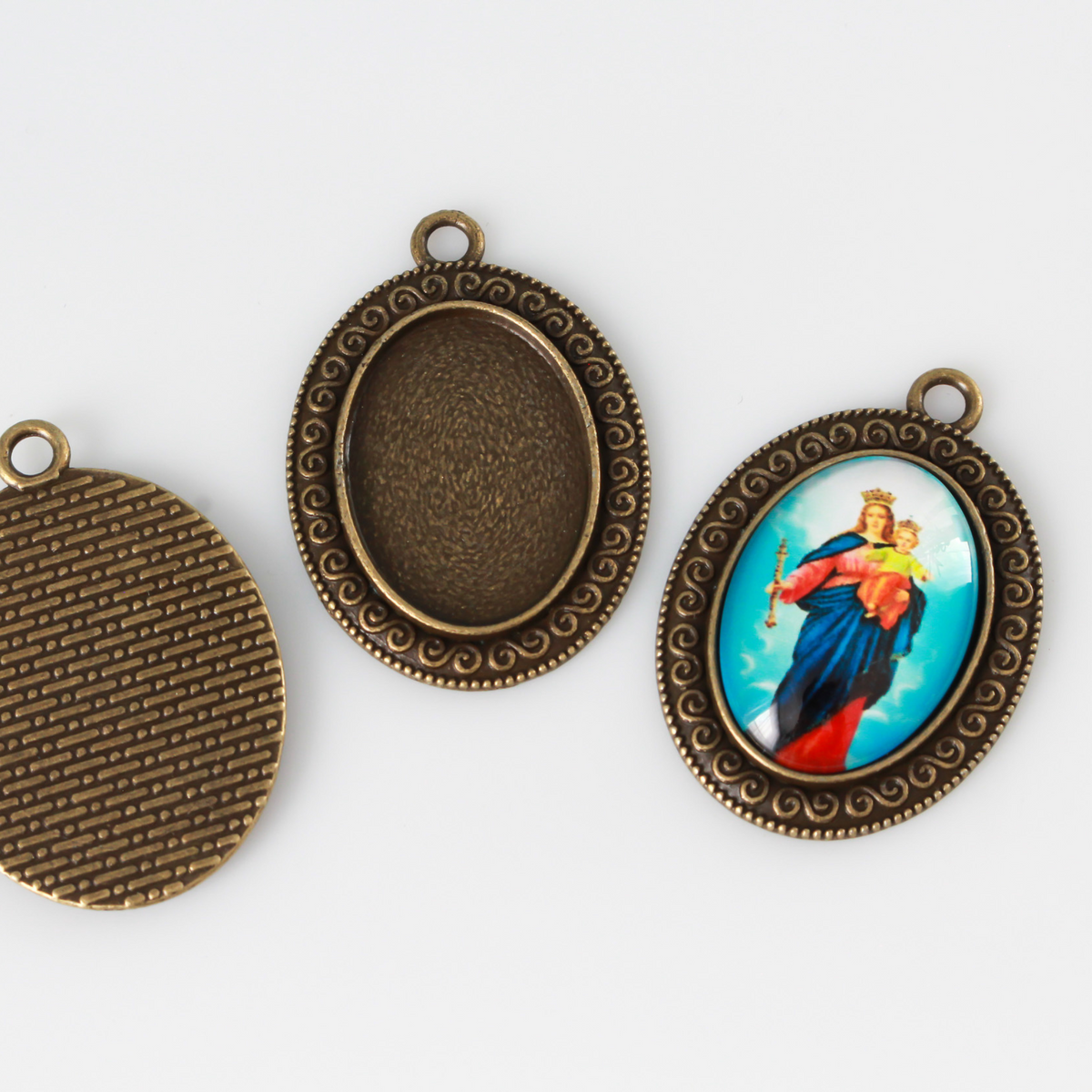 Ornate oval bezel tray setting with an ornate scroll embellished trim