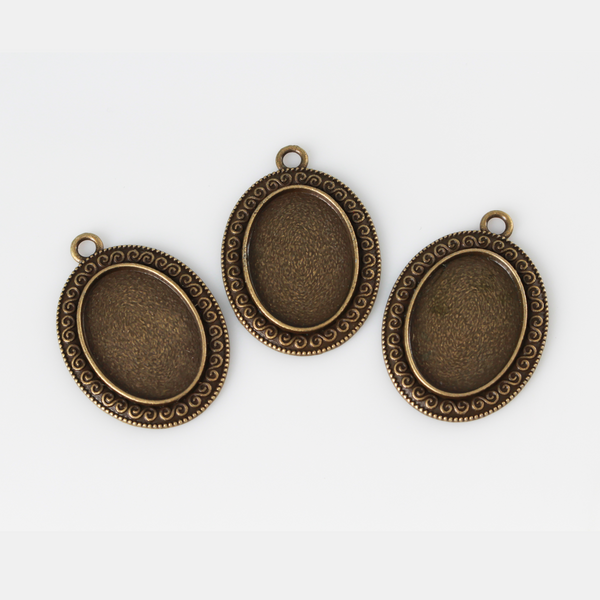 Ornate oval bezel tray setting with an ornate scroll embellished trim