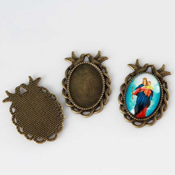 Ornate oval bezel tray setting with an ornate edge and two doves perched at the top