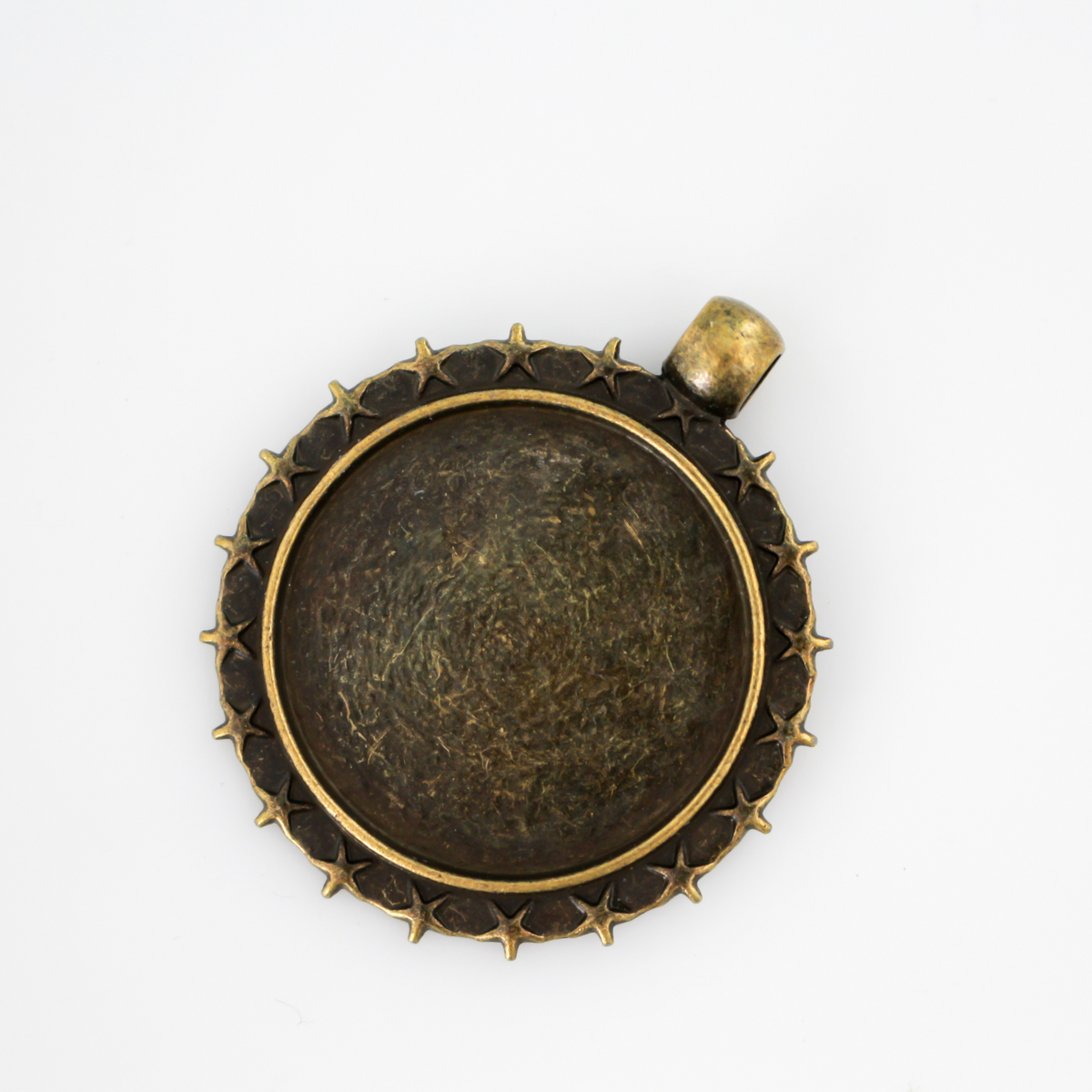 Round pendant cabochon setting in an antiqued bronze color. This bezel setting has 5 point stars along the edge. The tray fits 25mm cabochons.