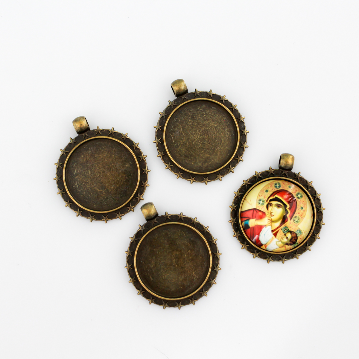 Round pendant cabochon setting in an antiqued bronze color. This bezel setting has 5 point stars along the edge. The tray fits 25mm cabochons.