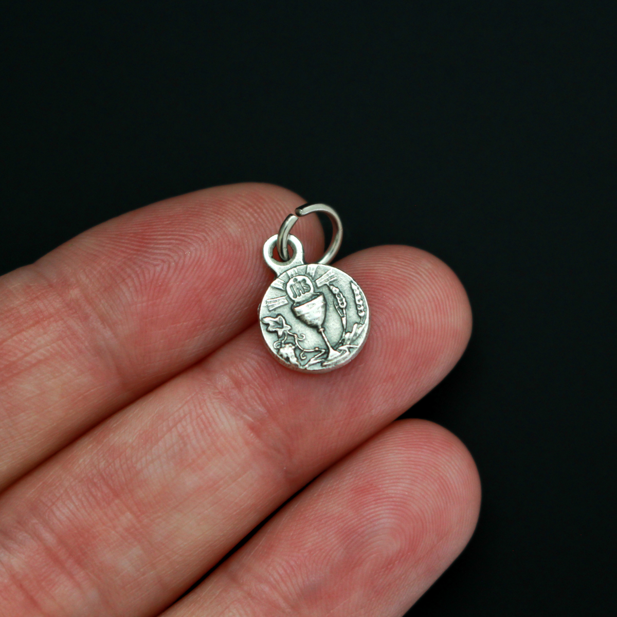 Mini medal that depicts a chalice in the center with wheat on one side and grapes on the other and the Holy Eucharist at the top