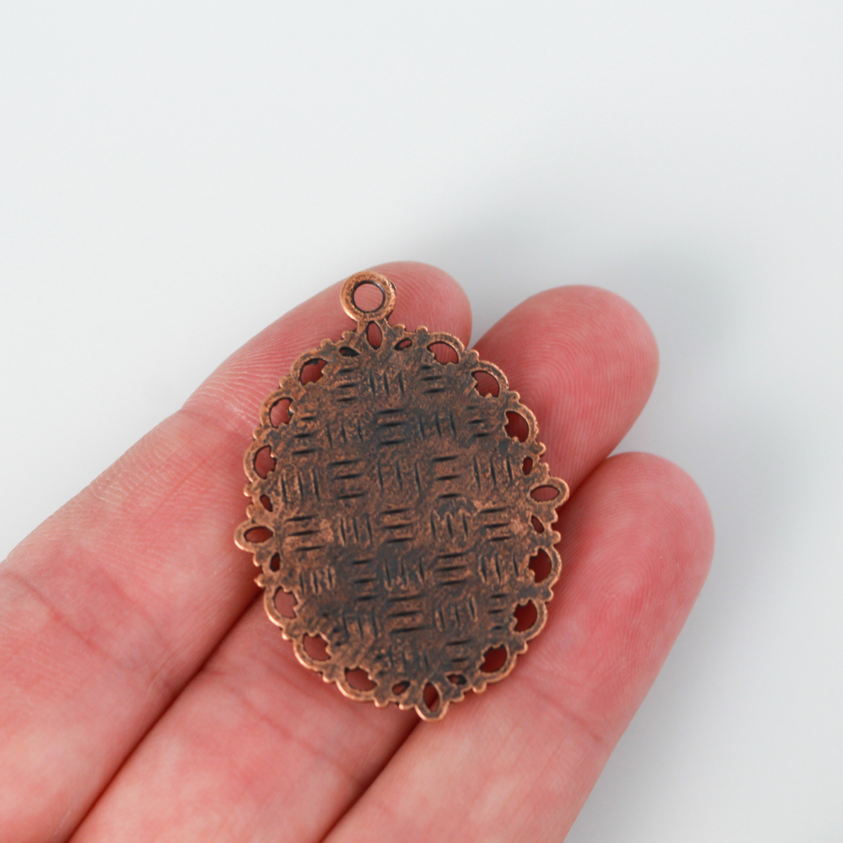 oval pendant cabochon setting in an antiqued red copper color. This is an ornate edge bezel cup with a 25mm x 18mm tray