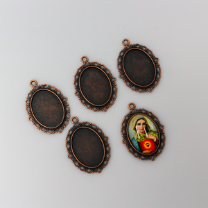 oval pendant cabochon setting in an antiqued red copper color. This is an ornate edge bezel cup with a 25mm x 18mm tray