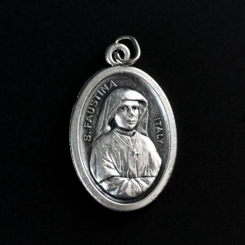 Saint Faustina medal that depicts the saint on the front and is marked "pray For Us" on the backside.