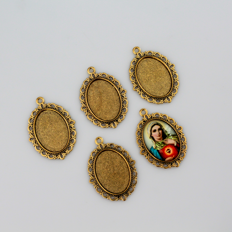 oval pendant cabochon setting in an antiqued gold color. This is an ornate edge bezel cup with a 25mm x 18mm tray.