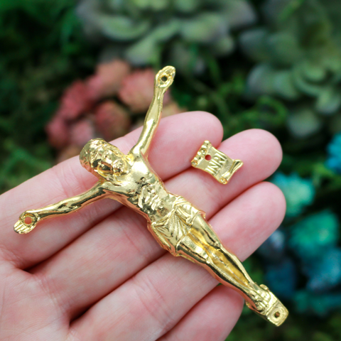 A beautifully detailed gold plated corpus that comes with an INRI scroll sign