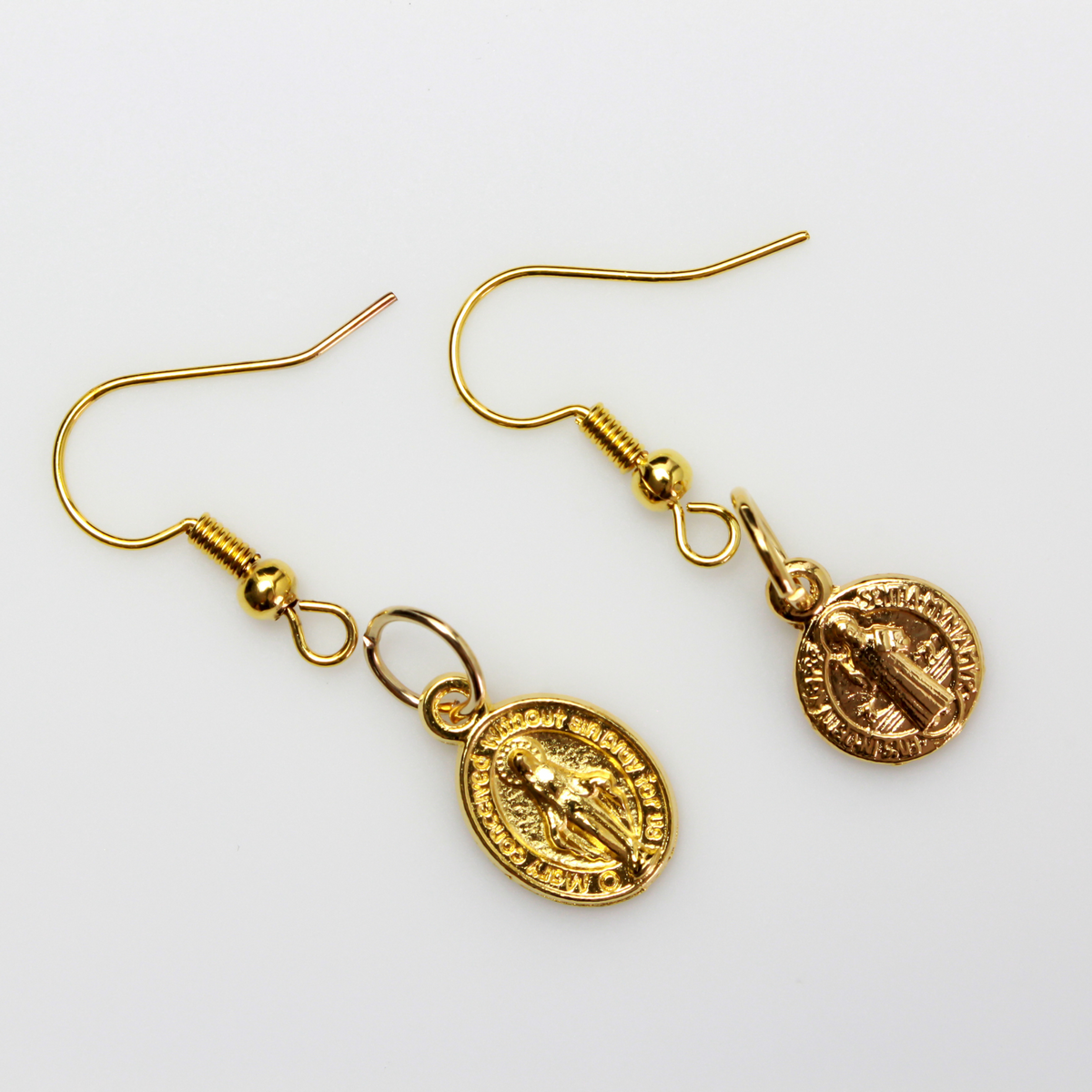 Brass earring hooks with a horizontal loop and a shiny golden finish, 21 gauge wire. Sold in packages of 30 hooks (15 pairs).