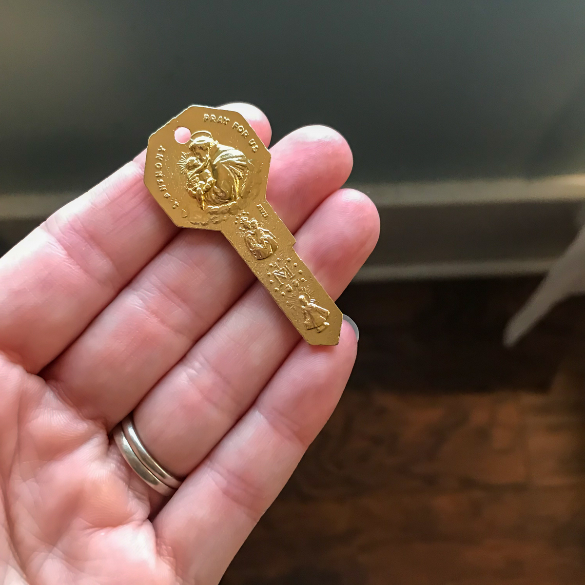 Gold Plated Key of the Saints Protection Amulet -  Key of Heaven Seven Way Medal