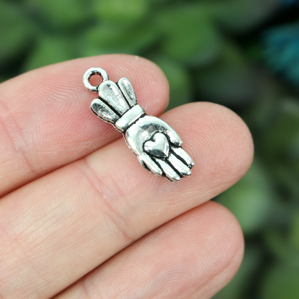 victorian heart in hand silver tone charm 25 pieces