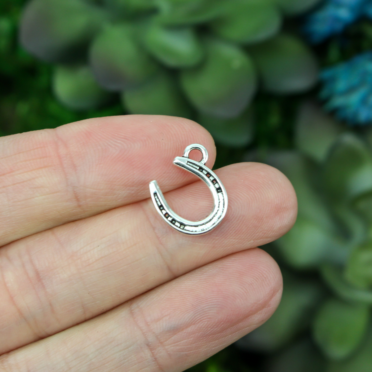 25 silver lucky horseshoe charms