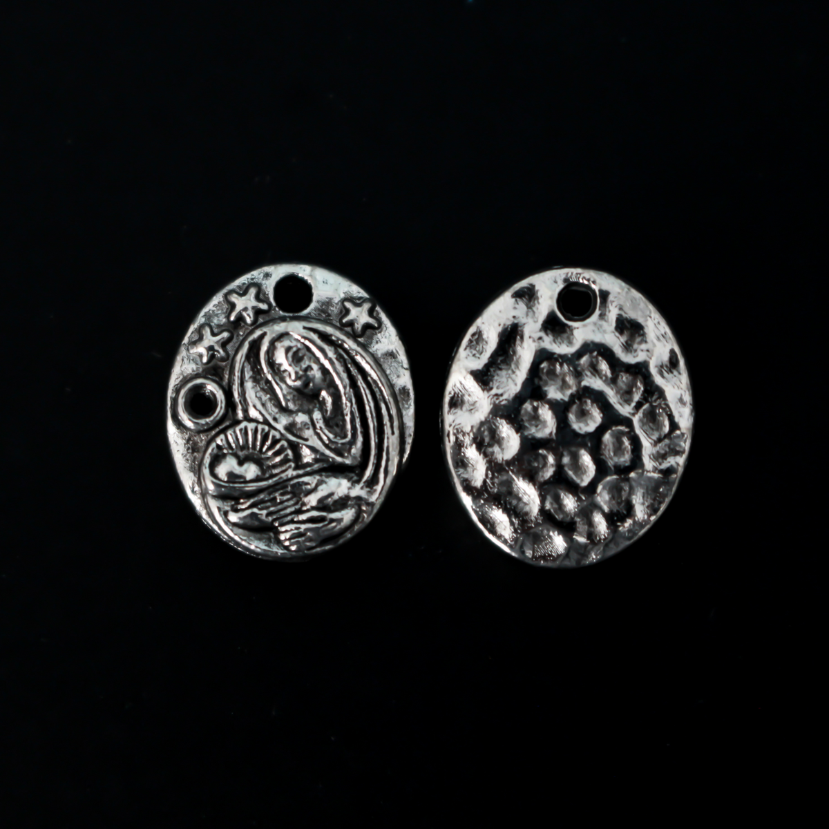 This dainty Madonna and child charm is crafted from quality metal and features a detailed design of the Virgin Mary holding infant Jesus