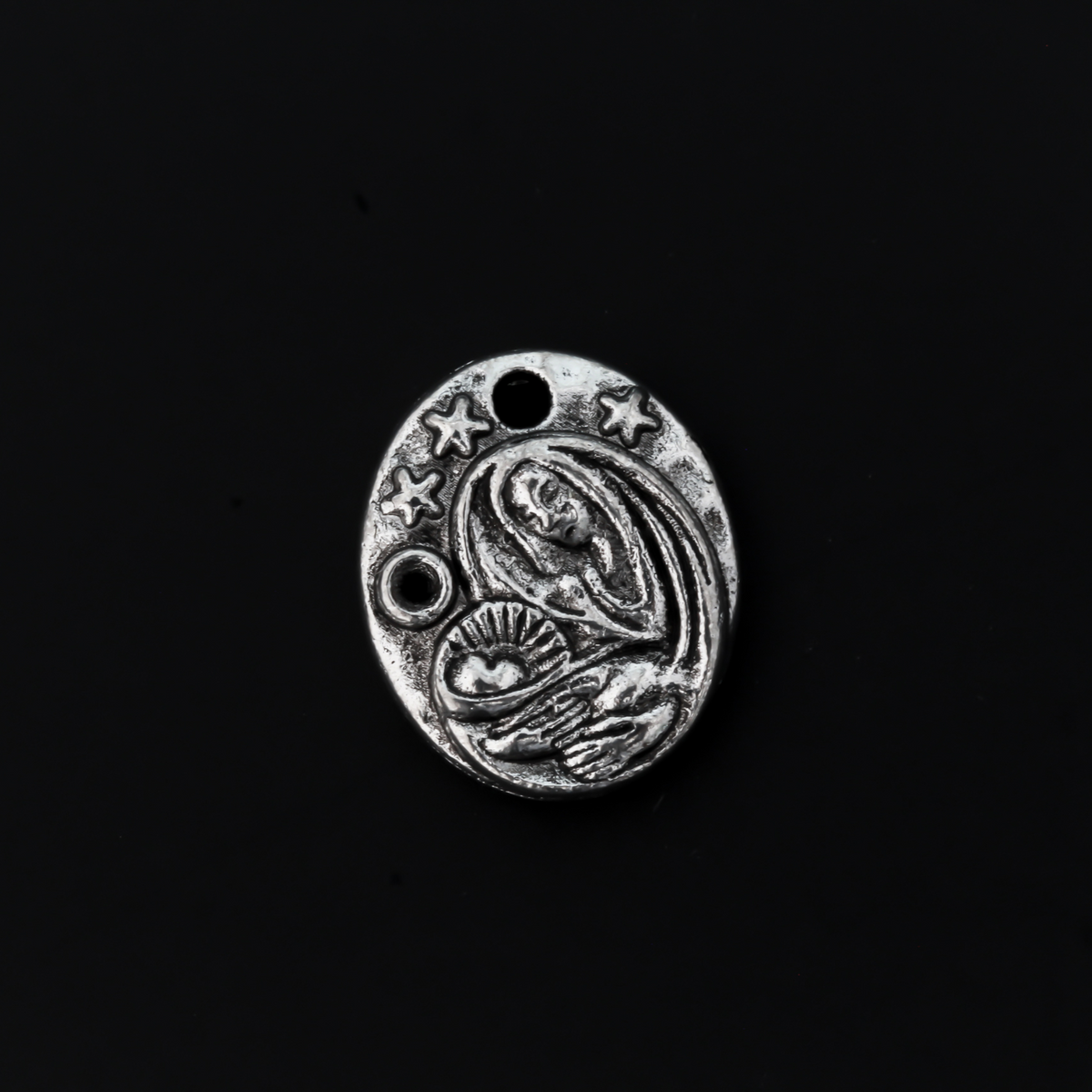 This dainty Madonna and child charm is crafted from quality metal and features a detailed design of the Virgin Mary holding infant Jesus