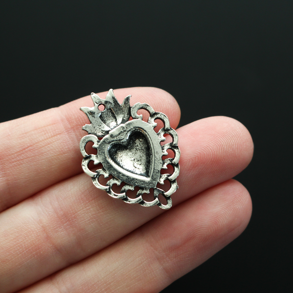 Ex voto milagro style sacred heart pendant with an antiqued silver-tone finish 28mm long