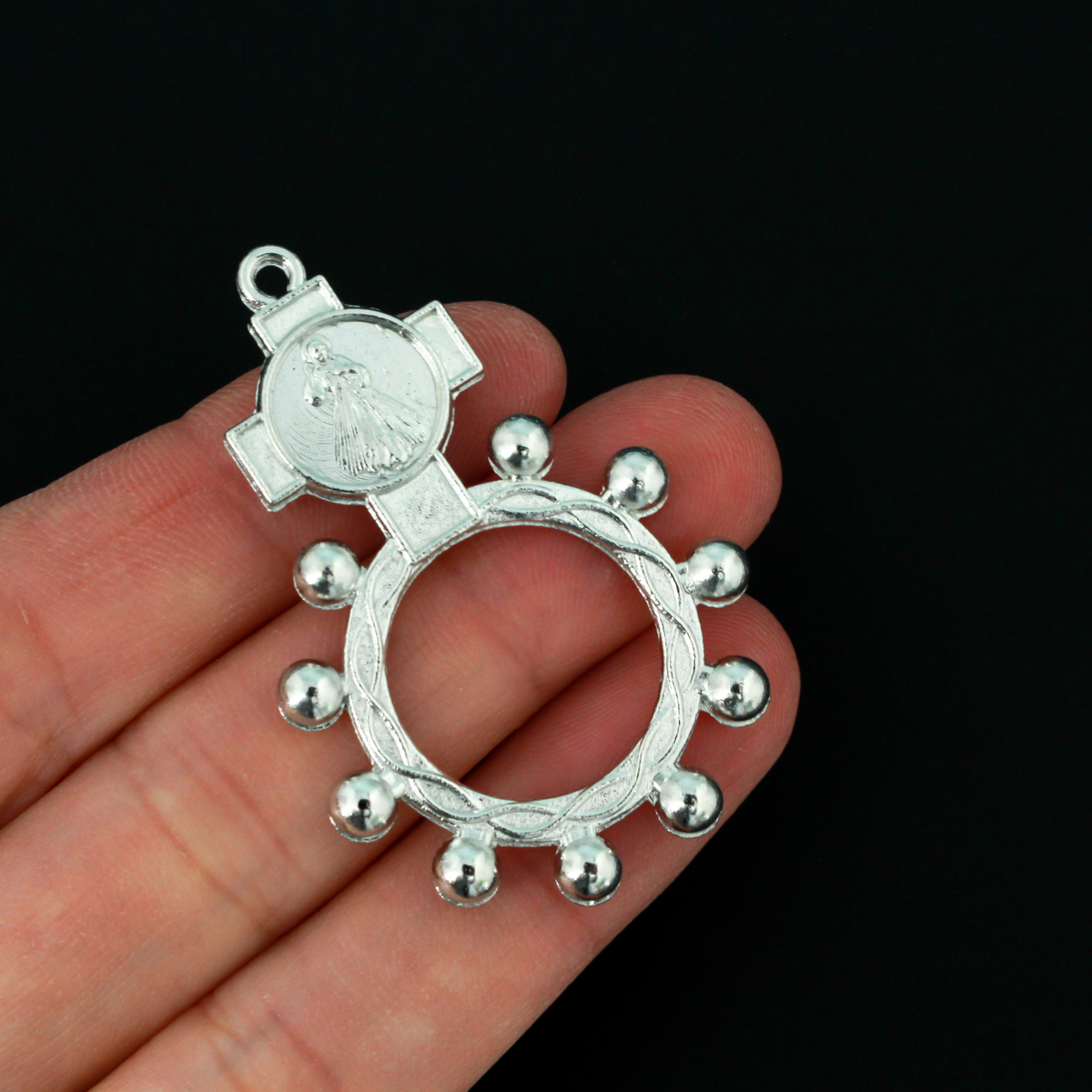 One decade rosary that features the Divine Mercy of Jesus in the cross. There is a bail at the top of the cross