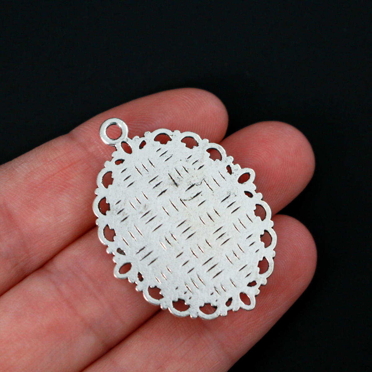 oval pendant cabochon setting in an antiqued silver tone color. This is an ornate edge bezel cup with a 25mm x 18mm tray
