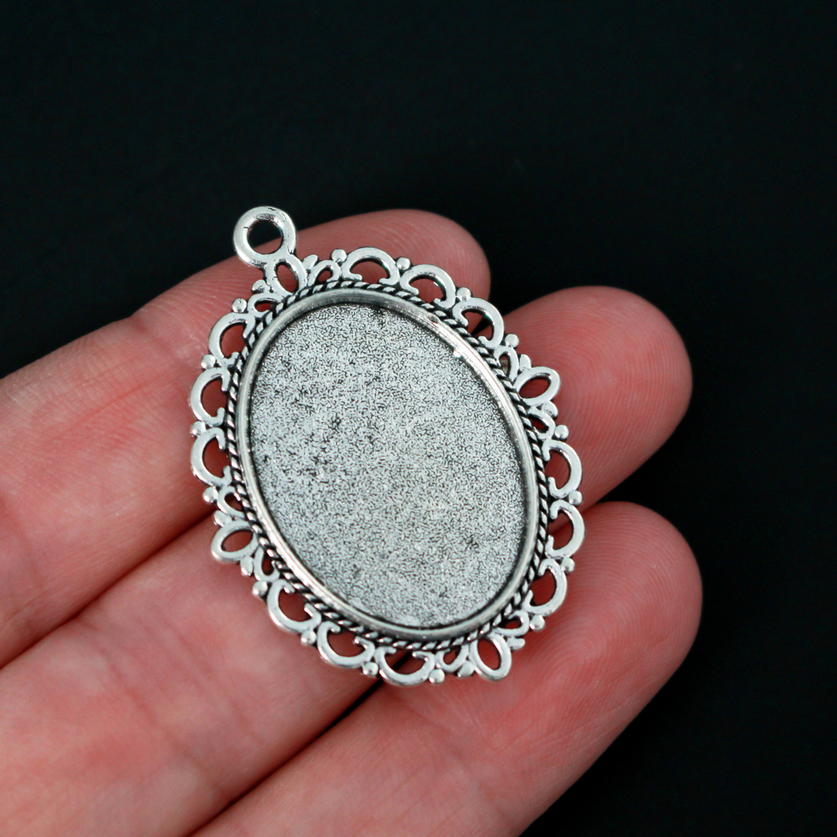 oval pendant cabochon setting in an antiqued silver tone color. This is an ornate edge bezel cup with a 25mm x 18mm tray