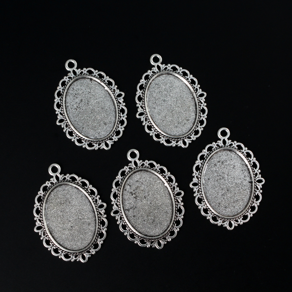 oval pendant cabochon setting in an antiqued silver tone color. This is an ornate edge bezel cup with a 25mm x 18mm tray