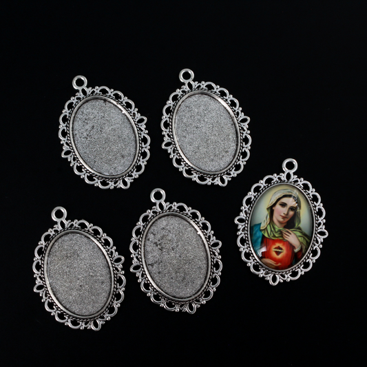 oval pendant cabochon setting in an antiqued silver tone color. This is an ornate edge bezel cup with a 25mm x 18mm tray