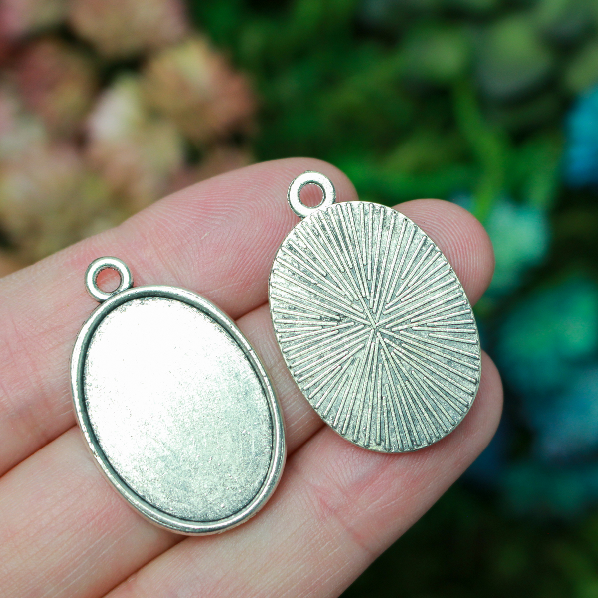 Flat oval pendant cabochon setting in an antiqued silver tone color. This is a plain edge bezel cup with a 25mm x 18mm tray